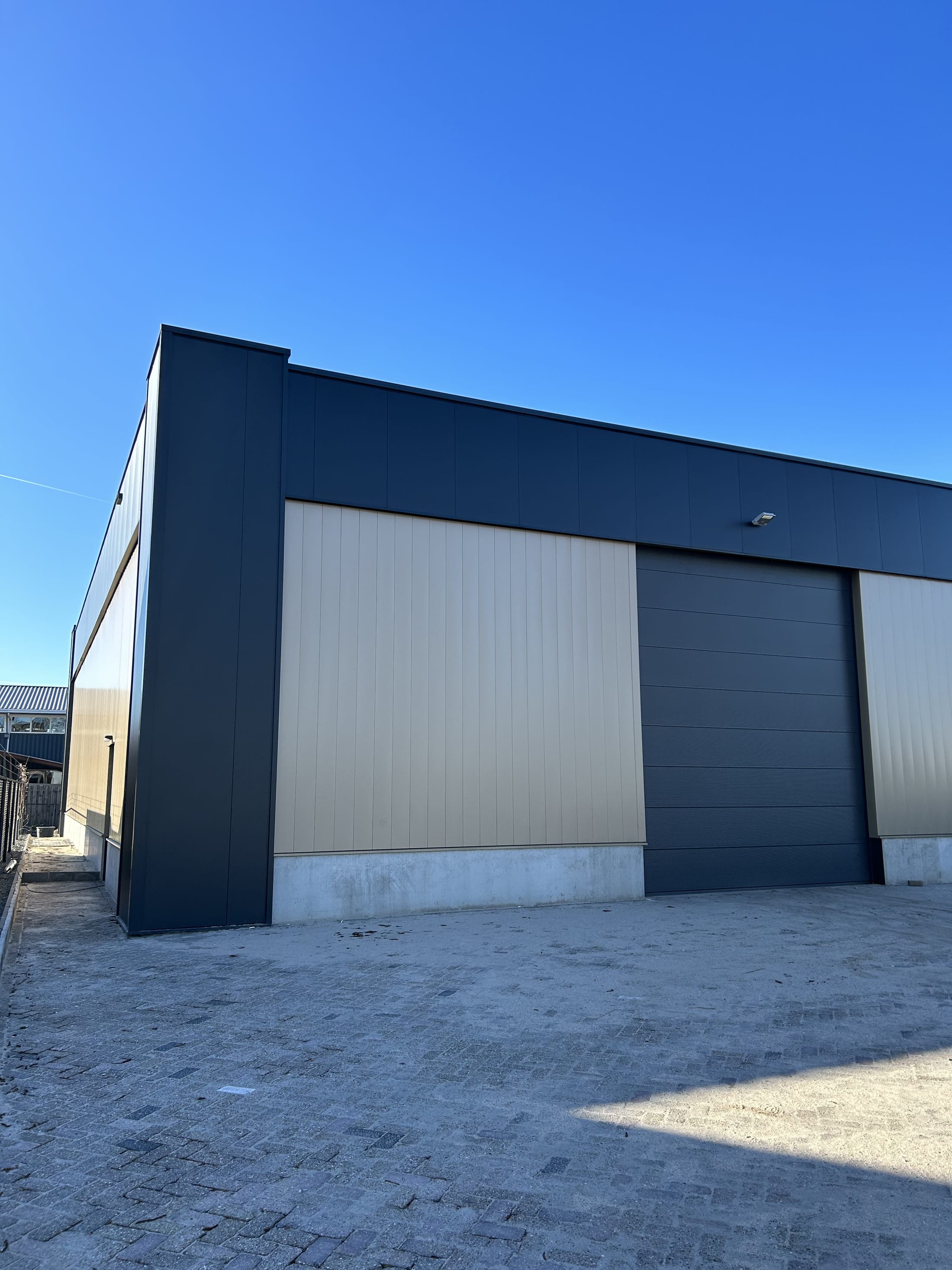 Industrial hall clad in sandwich panels